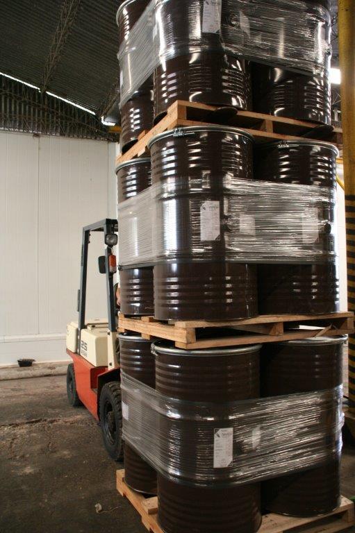 Carga de tambores de miel en camión para exportación