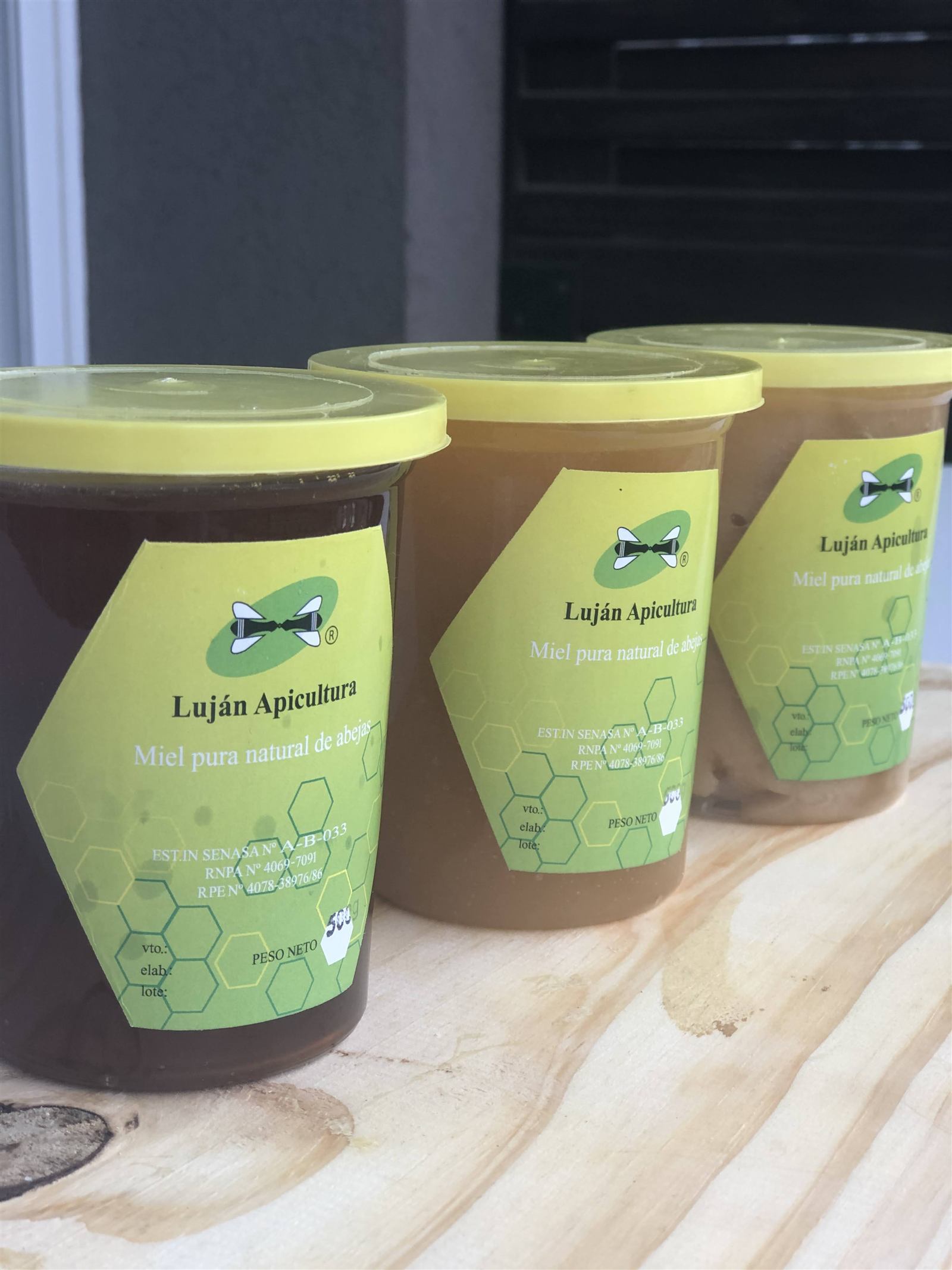 Tres frascos de 500 g de miel pura natural con la etiqueta de Luján Apicultura