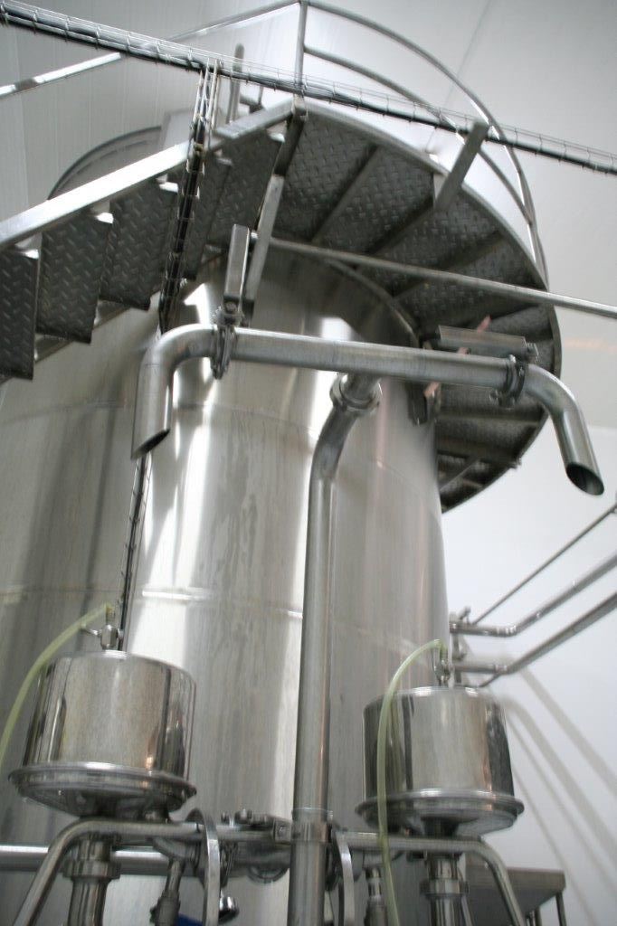 Interior de la planta homogeneizadora con tanques de proceso