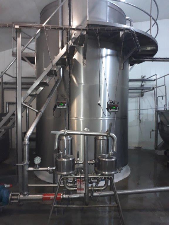 Tanque homogeneizador de acero inoxidable en la planta habilitada por SENASA