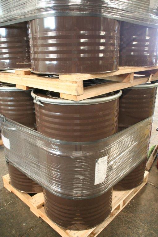 Tambores de miel apilados en pallets y envueltos en film